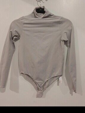SKIMS Essential Mock Neck Long Sleeve Bodysuit L/XL Seamless light purple/lilacl